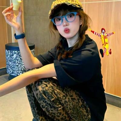 女人在家 海报